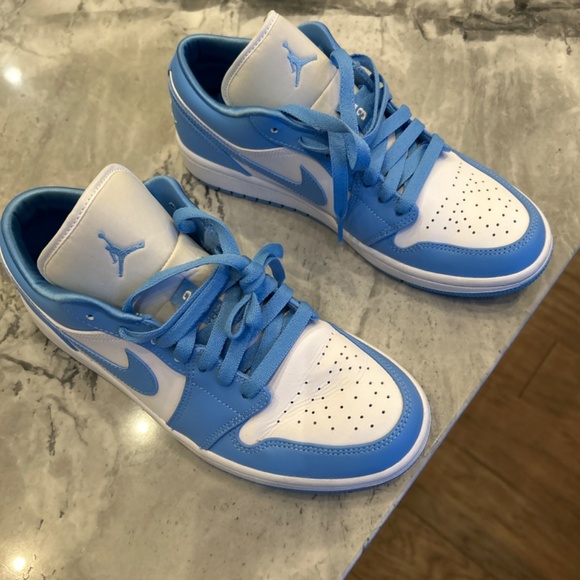 Nike wmns Air Jordan Low 8.5 (UNC) - Picture 4 of 5